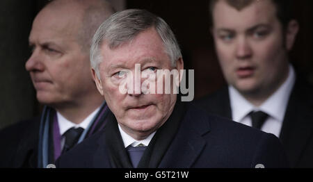 Sir Alex Ferguson partecipa ai funerali dell'ex assistente celtico Sean Fallon alla chiesa di Cristo Re a Glasgow, Scozia. Foto Stock