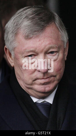 Sir Alex Ferguson partecipa ai funerali dell'ex assistente celtico Sean Fallon alla chiesa di Cristo Re a Glasgow, Scozia. Foto Stock