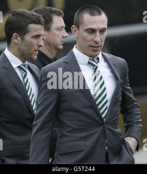 Scott Brown di Celtic partecipa ai funerali dell'ex assistente manager celtico Sean Fallon alla chiesa di Cristo Re a Glasgow, Scozia. Foto Stock