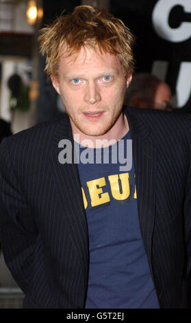 L'attore Paul Bettany arriva alla prima del dramma televisivo della BBC "The Gathering Storm" al cinema Curzon Mayfair di Londra. Il dramma basato sulla vita pre-bellica di Sir Winston Churchill sarà presentato sulla BBC nel giugno 2002. Foto Stock