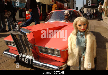 Thunderbirds marionette Lady Penelope e Parker con la sua rosa Rolls Royce fuori Planet Hollywood, nel centro di Londra. I burattini fanno parte dell'asta del film e dell'intrattenimento 'at the Movies'. La marionetta Lady Penelope dovrebbe recuperare almeno 20,000. *... e Parker e FAB1 15,000 ciascuno. Foto Stock