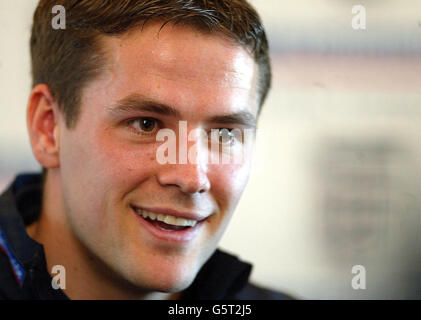 Lo stand-in inglese Michael Owen durante una conferenza stampa al Carden Park Hotel, Chester. Michael Owen è stato nominato come capitano di stand-in Inghilterra forthe amichevole contro il Paraguay ad Anfield. L'attaccante di Liverpool si riempirà per lo skipper David Beckham, allenatore regolare di Sven-Goran Eriksson. Foto Stock