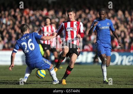 Marcello Trotta di Brentford (al centro) combatte per la palla con quella di Chelsea John Terry (a sinistra) e Nascimento Ramires Foto Stock