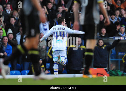 Ross McCormack di Leeds United festeggia dopo aver segnato il secondo gol del suo fianco durante la fa Cup, la quarta partita a Elland Road, Leeds. Foto Stock