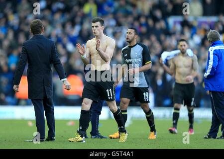 Gareth Bale di Tottenham Hotspur (centro) e Mousa Dembele (destra) applauad dopo il fischio finale, i fan si allontanano Foto Stock