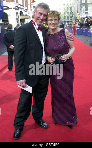 L'attrice Julie Walters arriva con suo marito Grant Roffey ai British Academy Television Awards, al Theatre Royal, Drury Lane a Londra. Foto Stock