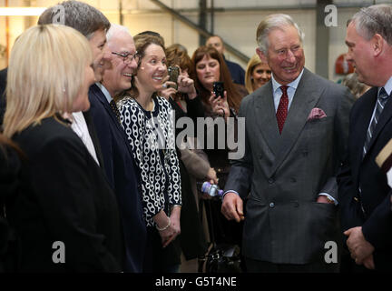 Il Prince of Wales incontra i membri del personale durante un tour dell'ATG Access a Haydock, Merseyside. Foto Stock