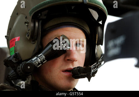 Il principe Harry o semplicemente il capitano del Galles come è conosciuto nell'esercito britannico, indossa la sua vista della pistola del monocle mentre siede nella sede anteriore del suo cockpit dove sta servendo come pilota/Gunner dell'elicottero di Apache con 662 corpi dell'aria dell'esercito di SQD, Presso la linea di volo controllata britannica a Camp Bastion, nell'Afghanistan meridionale, dal settembre 2012 per quattro mesi fino al gennaio 2013. Immagine del 12/12/2012 Foto Stock