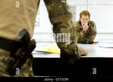 Il principe Harry o semplicemente il capitano del Galles come è conosciuto nell'esercito britannico, ad un briefing di missione nella linea di volo controllata britannica in Afghanistan meridionale di Bastion del campo, dove sta servendo come pilota/Gunner dell'elicottero Apache con 662 corpi dell'esercito dell'aria di SQD, Da settembre 2012 per quattro mesi fino a gennaio 2013. Immagine del 31/10/2012 Foto Stock