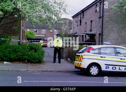 La casa in Stone Gardens, Bournemouth, Dorset, dopo un incendio ha rivendicato la vita di tre bambini. Una donna di spokewoman dal Royal Bournemouth Hospital ha confermato le morti. * ... dopo quattro bambini - due ragazze di otto e due anni, e i ragazzi di cinque e sei anni - sono stati portati in ambulanza dopo un incendio scoppiato nelle prime ore del mattino. Entrambe le ragazze e il ragazzo di sei anni sono morti poco dopo essere stati ammessi. Foto Stock