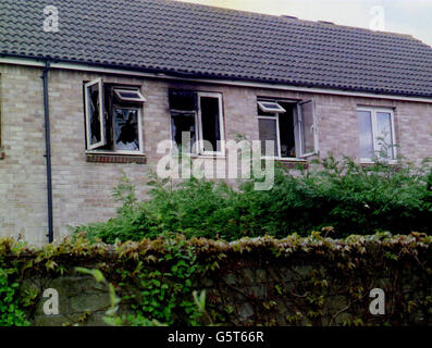 La casa in Stone Gardens, Bournemouth, Dorset, dopo un incendio ha rivendicato la vita di tre bambini. Una donna di spokewoman dal Royal Bournemouth Hospital ha confermato i decessi dopo quattro bambini. * ...- due ragazze di otto e due anni, e ragazzi di cinque e sei anni - sono stati portati in ambulanza dopo un incendio scoppiato nelle prime ore del mattino. Entrambe le ragazze e il ragazzo di sei anni sono morti poco dopo essere stati ammessi. Foto Stock