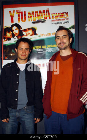 Il regista Alfonson Cuaron (a destra) e una delle star Gael Garcia Bernal che arriva per la proiezione di gala del film messicano "Y Tu Mama Tambien" (e anche tua Madre), sullo schermo del cinema Green di Islington, Londra. Foto Stock