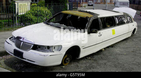 Una limousine allungata Lincoln Krystal, è bruciata e vandalizzata, vicino al Tower Bridge, a sud di Londra. Foto Stock