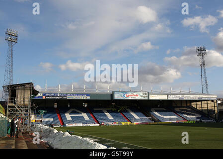 Una vista generale di un campo innevato al Boundary Park, casa di Oldham Athletic Foto Stock