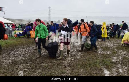 Festivalgoers arriva per il festival di Glastonbury presso l'azienda agricola degna sito, Somerset, dove la pioggia pesante per un periodo di tempo prolungato ha causato inondazioni isolato e campi fangosi. Foto Stock