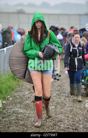 Festivalgoers arriva per il festival di Glastonbury presso l'azienda agricola degna sito, Somerset, dove la pioggia pesante per un periodo di tempo prolungato ha causato inondazioni isolato e campi fangosi. Foto Stock