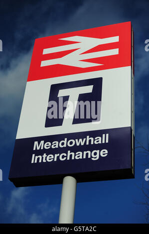 Una vista generale che mostra un segnale ferroviario a Meadowhall a Sheffield dove è proposto la stazione ferroviaria ad alta velocità HS2 sarà costruito. Foto Stock