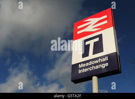 Una vista generale che mostra un segnale ferroviario a Meadowhall a Sheffield dove è proposto la stazione ferroviaria ad alta velocità HS2 sarà costruito. Foto Stock