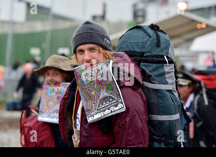 Festivalgoers arriva per il festival di Glastonbury presso l'azienda agricola degna sito, Somerset, dove la pioggia pesante per un periodo di tempo prolungato ha causato inondazioni isolato e campi fangosi. Foto Stock