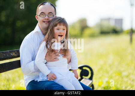 Le persone con sindrome di down la condivisione di emozioni positive Foto Stock