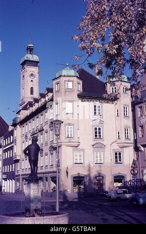 Der Weiß-Ferdl-Brunnen auf dem Münchner Viktualienmarkt um 1965 Weiß Ferdl Fontana, Viktualienmarkt Monaco di Baviera negli anni sessanta anni Foto Stock