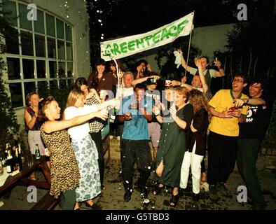 I membri del gruppo di pressione ambientale Greenpeace festeggiano al quartier generale di Londra, dopo che Shell ha abbandonato il suo progetto di scaricare la piattaforma petrolifera Brent Spar nell'Atlantico Foto Stock