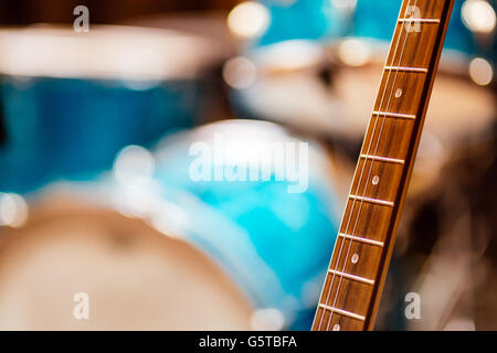 Tamburi di chitarra e studio attrezzature e altri strumenti Foto Stock