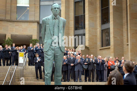 La statua del defunto Donald Dewar è svelata, dal primo ministro Tony Blair a Glasgow. Tra i partecipanti alla diginitry c'era il deputato conservatore saccheggiato Wendy Alexander. Foto Stock