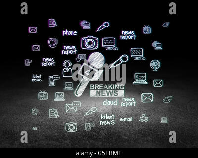 News concept: ultime notizie e microfono in grunge dark room Foto Stock