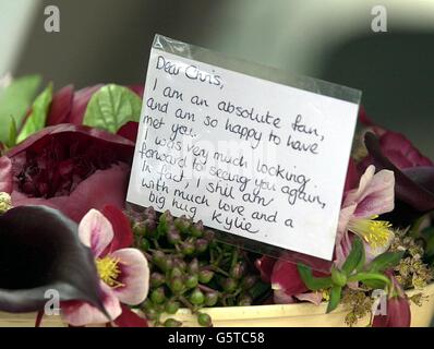 Fiori della cantante Kylie Minogue durante il funerale di 34 anni di Liquid News ospite Christopher Price al London Oratory di Brompton Road, a sud-ovest di Londra. * il popolare ospite del programma di intrattenimento della BBC Choice è stato trovato morto nella sua casa di Londra poco più di due settimane fa dopo non essere riuscito a lavorare. Foto Stock