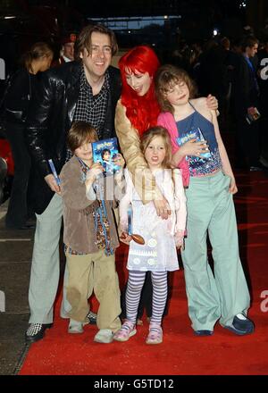 Jonathan Ross e sua moglie Jane Goldman con i loro figli (da sinistra) Harvey Kirby, Honey kinny e Betty Kitten a King's Cross St Pancras, nel centro di Londra, per Harry Potter & The Philosopher's Stone - DVD & video lancio party. Foto Stock