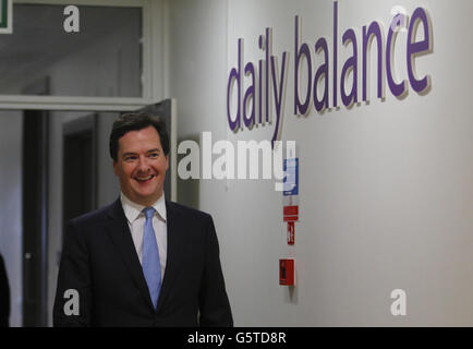 Il Cancelliere dello scacchiere George Osborne attraversa i corridoi dopo aver pronunciato un discorso sulla riforma bancaria, presso il campus della banca d'investimento JP Morgan a Bournemouth. Foto Stock