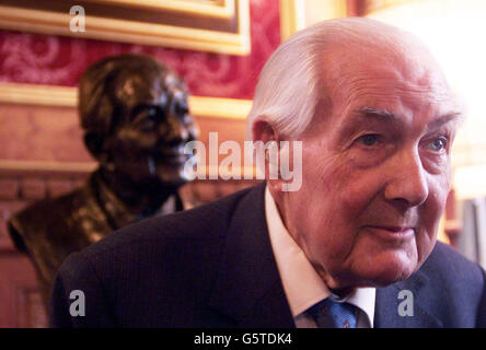 MARZO 27: Sir James Callaghan all'inaugurazione del suo busto nella Camera dei Comuni. Oggi è il compleanno di Sir James, che è stato primo Ministro britannico, 1976-79. James Callaghan ex primo ministro laburista che ha partecipato all'inaugurazione del suo busto da parte dell'artista Ian Walters, alla Camera dei Comuni di Londra. La vera e propria rivelazione è stata eseguita dal primo Ministro Tony Blair. Foto Stock