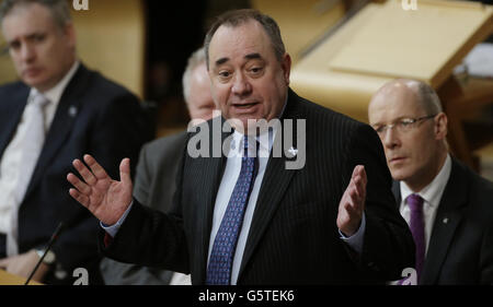 Il primo ministro scozzese Alex Salmond è raffigurato durante le interrogazioni del primo ministro al Parlamento scozzese di Edimburgo. Foto Stock