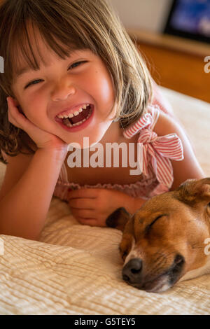 Ecited toddler ragazza con il suo cucciolo di cane Foto Stock