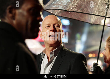 Bruce Willis arriva per la prima del film britannico di A Good Day to Die Hard, all'Empire Leicester Square nel centro di Londra. Foto Stock