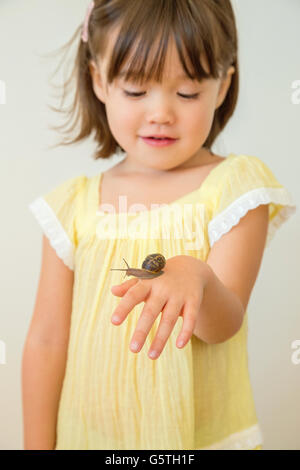 Il Toddler ragazza con una lumaca, La Jolla, California Foto Stock