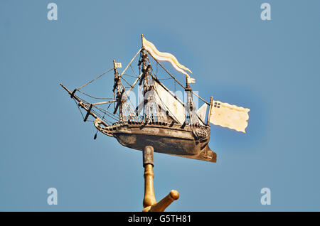 St Nicholas Cole Abbey, chiesa della città di Londra; nave weathervane da St Michael Queenhithe Foto Stock