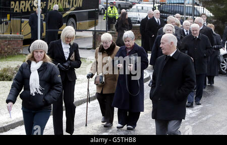 I Mourner partecipano ai funerali dell'ex assistente celtico Sean Fallon, alla chiesa di Cristo Re a Glasgow. Foto Stock