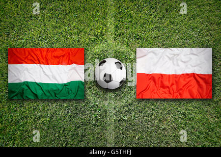 Ungheria vs. Polonia bandiere sul verde del campo di calcio Foto Stock