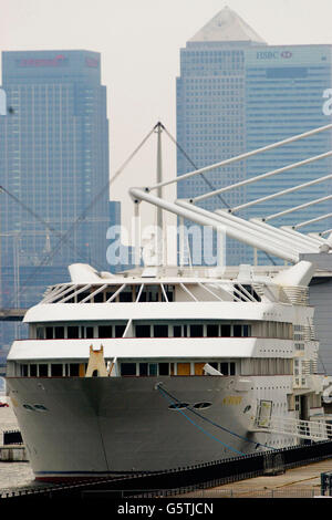 Il Sunborn, il primo yacht hotel di lusso costruito su misura al mondo, sul suo ormeggio permanente nel Royal Dockland di Londra, vicino all'Excel Exhibition Centre. Sarà aperto per affari da aprile 20 con suite a partire dalle 150 circa a notte. Foto Stock