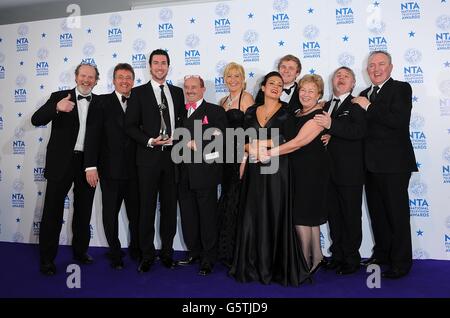 Cast e l'equipaggio di Mrs Brown's Boys con il loro miglior situazione Comedy Award, nella sala stampa al 2013 National Television Awards presso la O2 Arena, Londra. Foto Stock