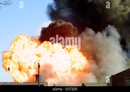 Gli equipaggi antincendio sono stati chiamati allo stabilimento Distillex di East Percy Street, North Shields, Tyne & Wear dopo un enorme esplosione di fiamme. Non sono state ancora ricevute segnalazioni relative a lesioni. Un testimone oculare ha detto che i fumi potrebbero essere visti dal sito a circa 15 miglia di distanza all'Aeroporto di Newcastle. *ha detto: 'Il volume di fumo è immenso, la gente sta guidando intorno appena guardando e domandandosi che cosa è accaduto. Si tratta di un fumo grigio con grandi nuvole che si levano in su, si può anche sentire l'odore." Un portavoce di Tyne & Wear Fire Brigade ha detto che 10 motori antincendio e un veicolo giradischi erano allo stabilimento. Foto Stock