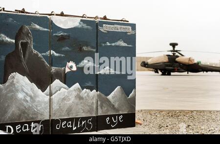 12/12/2012 UN murale dipinto a mano quasi completato da 662 Squadron su una parete di esplosione prefabbricata tra la linea di volo degli elicotteri Apache, a Camp Bastion Sud Afghanistan, dove il principe Harry sta servendo come pilota/Gunner Apache Helicopter con 662 corpi aerei dell'esercito SQD, dal settembre 2012 per quattro mesi fino al gennaio 2013. Foto Stock