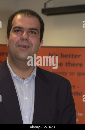 Stelios Haji-loannou annuncia la sua intenzione di decentrare come presidente del easyJet.com in una conferenza stampa si è tenuta all'aeroporto di Londra Luton. Foto Stock