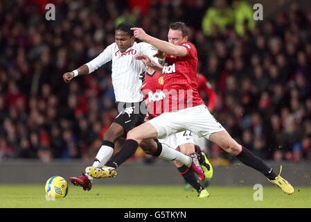 Calcio - fa Cup - quarto turno - Manchester United v Fulham - Old Trafford. Hugo Rodallega di Fulham (a sinistra) e Phil Jones di Manchester United (a destra) lottano per la palla Foto Stock