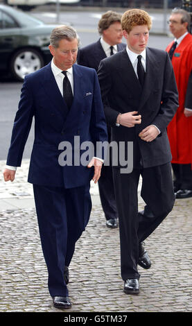 Il principe Carlo e il suo figlio più giovane, il principe Harry. Arrivano per il servizio commemorativo della principessa Margaret all'Abbazia di Westminster, Londra. La Principessa Margaret, la sorella minore della Regina Elisabetta II d'Inghilterra, morì il 9 febbraio, all'età di 71 anni. Foto Stock