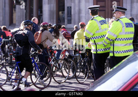 I manifestanti del giorno di Maggio passano davanti alla stazione della metropolitana di Camden Town a nord di Londra, mentre si dirigono verso il centro di Londra per il raduno annuale del giorno di Maggio. * la polizia si aspettava oggi un afflusso di 10,000 manifestanti anticapitalisti a Londra, con la preoccupazione che una delle aree più ricche della capitale potesse essere presa di mira da violente proteste. Temono che un nucleo duro di fino a 400 persone intente alla violenza adotti tattiche di guerriglia, che si diffondono in tutta la capitale per estendere le risorse della polizia e creare numerosi potenziali punti di infiammabilità. Foto Stock