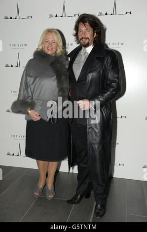 Laurence Llewelyn Bowen con sua moglie Jackie che arriva per l'apertura del View from the Shard, la nuova attrazione turistica al culmine dello Shard, Londra. PREMERE ASSOCIAZIONE foto. Data immagine: Giovedì 31 gennaio 2013. Il credito fotografico dovrebbe essere: Jonathan Brady/PA Wire Foto Stock