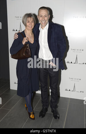 Michel Roux Jr e sua moglie Giselle che arrivano per l'apertura del View from the Shard, la nuova attrazione turistica al culmine dello Shard, Londra. Foto Stock